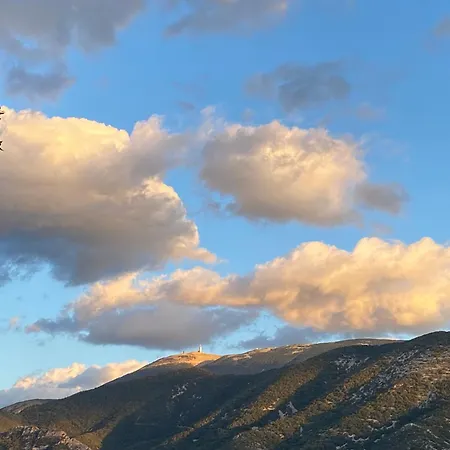 Mont-ventoux, Provence, Avec Vue Panoramique Et Piscine